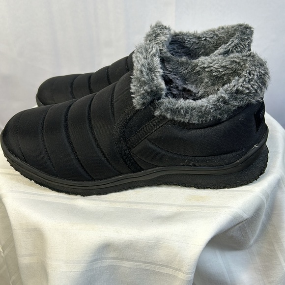 Minnetonka Faux Fur All Weather Slip On Shoes Size 7 Gently Worn Black - Picture 1 of 7